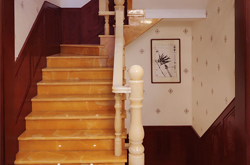 连云中式别墅室内汉白玉石楼梯的定制安装装饰效果